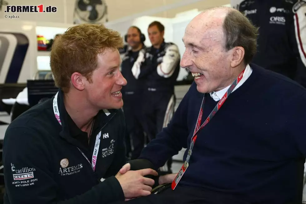 ... ebenso wie Prinz Harry, der unbedingt Sebastian Vettel treffen wollte, aber mit seinem Landsmann Frank Williams am meisten Spaß hatte. Auf dem Grid gab ihm Bernie Ecclestone einen Pass: "Den brauchst du, damit du nicht rausgeschmissen wirst!" Strenge Regeln, selbst für die Royals. Foto zur News: ... ebenso wie Prinz Harry, der unbedingt Sebastian Vettel treffen wollte, aber mit seinem Landsmann Frank Williams am meisten Spaß hatte. Auf dem Grid gab ihm Bernie Ecclestone einen Pass: "Den brauchst du, damit du nicht rausgeschmissen wirst!" Strenge Regeln, selbst für die Royals.
