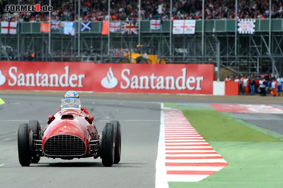 Auf den Spuren von Jose Froilan Gonzales: Genau 60 Jahre nach dem ersten Ferrari-Sieg des Argentiniers triumphierte auch Fernando Alonso in Silverstone. Davor durfte Alonso eine Demorunde im legendären Ferrari 375 F1 drehen, bei der er es durch Becketts ordentlich krachen ließ. Foto zur News: Auf den Spuren von Jose Froilan Gonzales: Genau 60 Jahre nach dem ersten Ferrari-Sieg des Argentiniers triumphierte auch Fernando Alonso in Silverstone. Davor durfte Alonso eine Demorunde im legendären Ferrari 375 F1 drehen, bei der er es durch Becketts ordentlich krachen ließ.