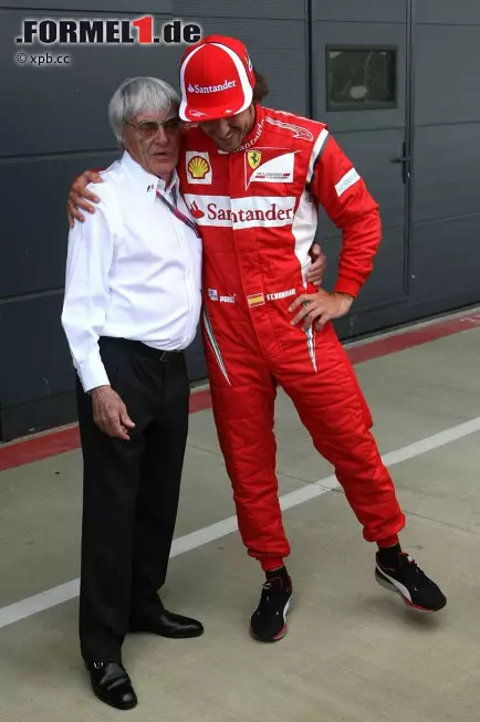 Wegen seines historischen Ausflugs verpasste Alonso übrigens die Fahrerparade auf einer LKW-Ladefläche - Alan van der Merwe raste aber im Medical-Car an den LKW heran, sodass der Ferrari-Superstar dann doch noch den Fans zuwinken konnte. Bernie Ecclestone war das egal. Er freute sich, dass der Gonzales-Ferrari heil geblieben ist, stellte er das Sammler-Fahrzeug doch aus seiner privaten Sammlung zur Verfügung. Foto zur News: Wegen seines historischen Ausflugs verpasste Alonso übrigens die Fahrerparade auf einer LKW-Ladefläche - Alan van der Merwe raste aber im Medical-Car an den LKW heran, sodass der Ferrari-Superstar dann doch noch den Fans zuwinken konnte. Bernie Ecclestone war das egal. Er freute sich, dass der Gonzales-Ferrari heil geblieben ist, stellte er das Sammler-Fahrzeug doch aus seiner privaten Sammlung zur Verfügung.