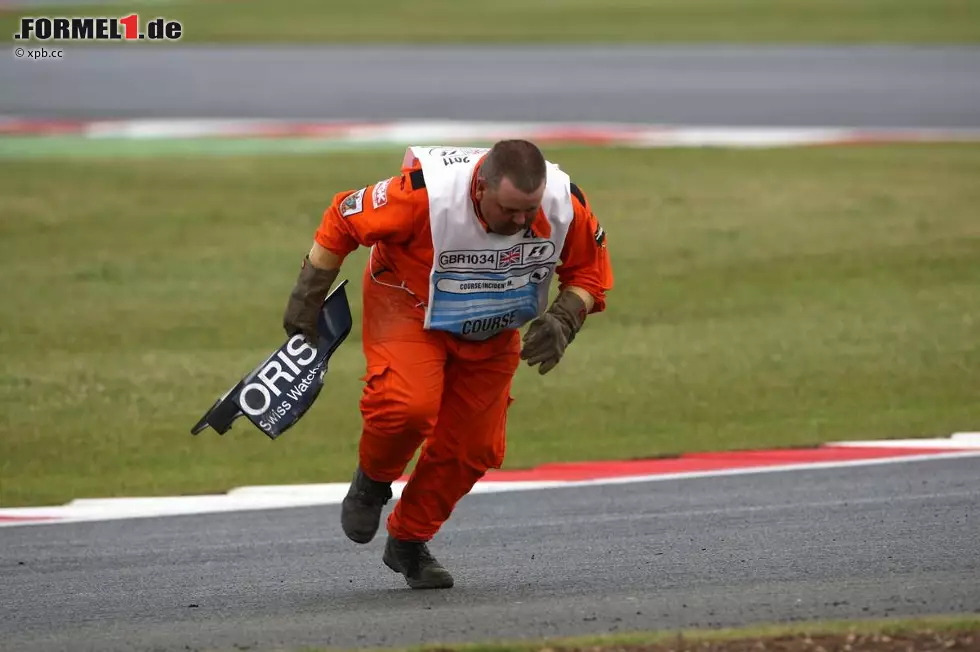 Mutig wie Richard Löwenherz: Die britischen Streckenposten leben für Racing und packen auch an, wenn es mal ein bisschen gefährlicher wird. Foto zur News: Mutig wie Richard Löwenherz: Die britischen Streckenposten leben für Racing und packen auch an, wenn es mal ein bisschen gefährlicher wird.