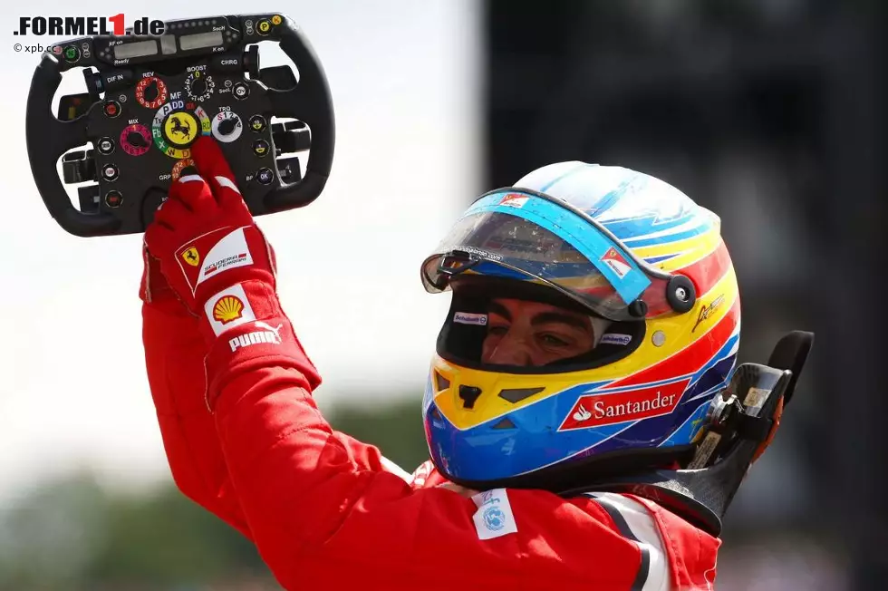 Fernando Alonso zeigt auf das "Cavallino Rampante" auf seinem Ferrari-Lenkrad: Erster Saisonsieg ausgerechnet in Silverstone, der Heimat von Red Bull und McLaren! Foto zur News: Fernando Alonso zeigt auf das "Cavallino Rampante" auf seinem Ferrari-Lenkrad: Erster Saisonsieg ausgerechnet in Silverstone, der Heimat von Red Bull und McLaren!