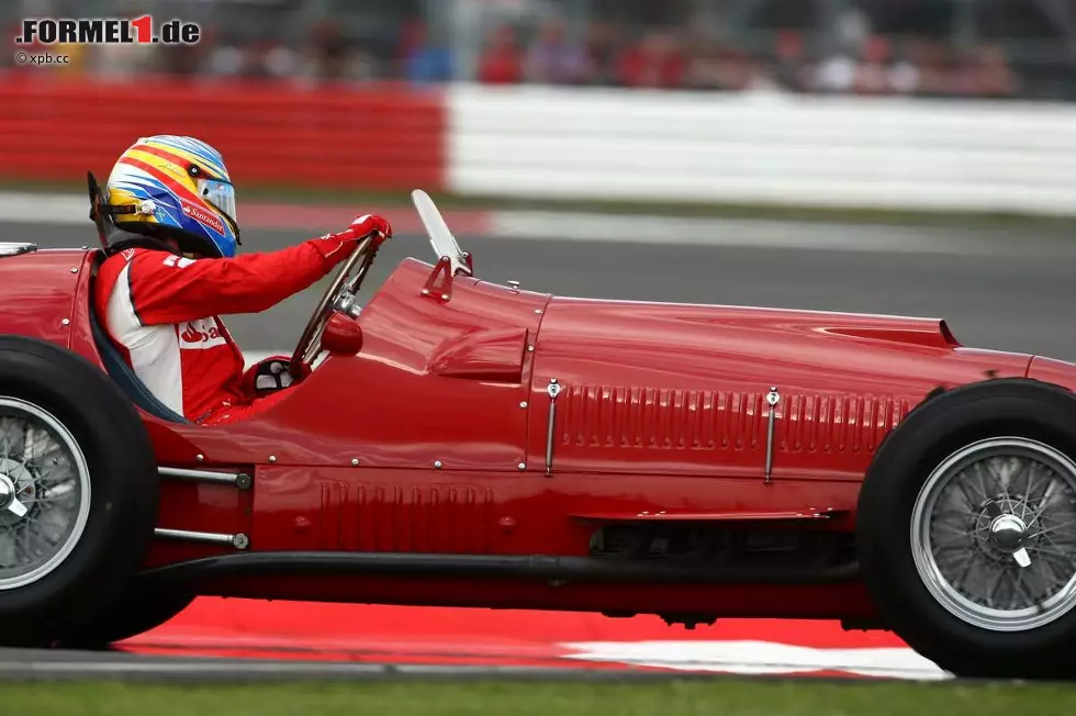Foto zur News: Corriere dello Sport (Italien): "Ferrari ist endlich wieder zurück! 60 Jahre nach dem ersten Ferrari-Erfolg bei einer Weltmeisterschaft siegt Alonso in Silverstone. Alonso ist die Nummer eins auch wegen der Geduld, mit der er auf ein Team warten muss, das langsamer als er ist. Zwei schreckliche Fehler von Red Bull in der Box kosten Vettel wertvolle Punkte".