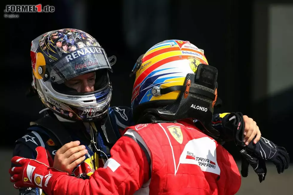 Foto zur News: Tuttosport (Italien): "Bei Ferrari siegt der Stolz. Ganz Italien feiert. An einem derart komischen Sonntag ist Vettel überrascht. Er muss die Überlegenheit Alonsos einsehen. Ferrari hat den Erfolg verdient. Vettel muss anerkennen, dass Ferrari in den letzten Wochen kontinuierlich gewachsen ist."