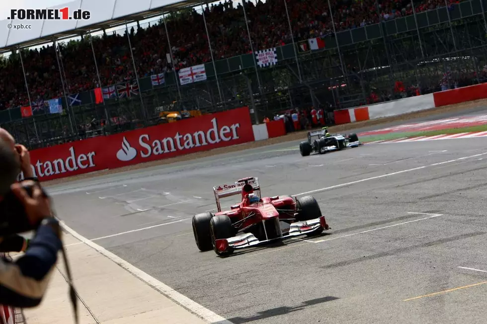Foto zur News: La Repubblica (Italien): "Endlich! Für Alonso werden die Träume wahr. Silverstone ist Ferraris neue Heimat. Zehn Rennen ohne Sieg sind eine lange Durststrecke. Alonso hat Ferrari wieder in den Himmel gebracht. Er ist perfekt wie immer, ein Phänomen, wenn sich die richtige Chance ergibt".