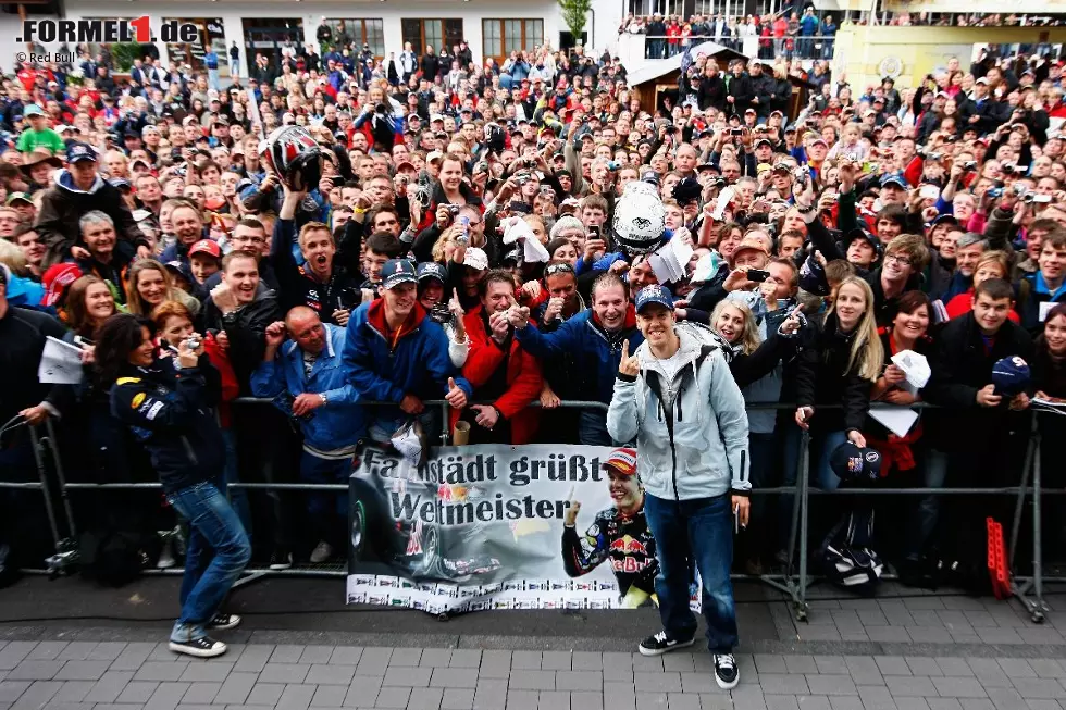 Bad in der Menge: Sebastian Vettel genießt seine Popularität und die Unterstützung der Fans. Links: TV-Reporterin Tanja Bauer, die ihn einen Tag lang als "Physiotherapeut" begleiten durfte. Foto zur News: Bad in der Menge: Sebastian Vettel genießt seine Popularität und die Unterstützung der Fans. Links: TV-Reporterin Tanja Bauer, die ihn einen Tag lang als "Physiotherapeut" begleiten durfte.