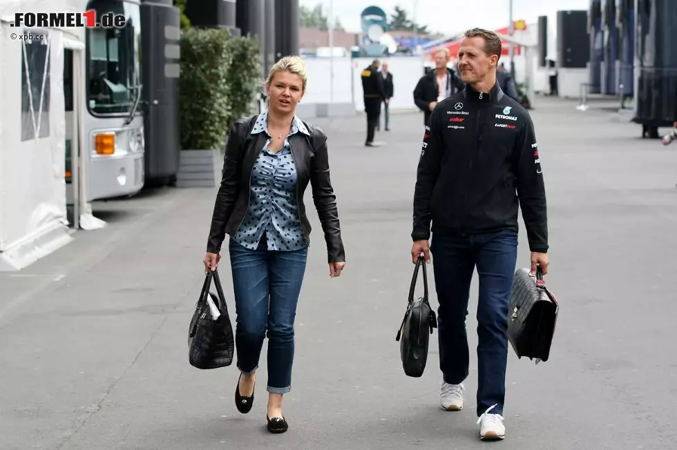 Foto zur News: Corinna und Michael Schumacher bei ihrer Ankunft im Paddock.