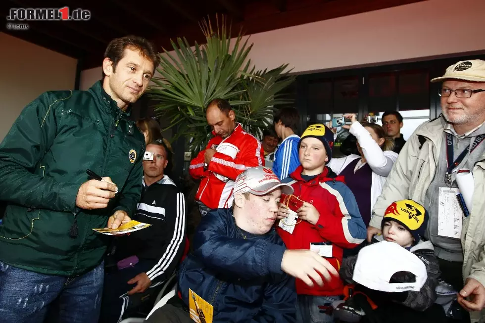Foto zur News: Ein Herz für Kinder: Jarno Trulli schreibt bereitwillig Autogramme, ...
