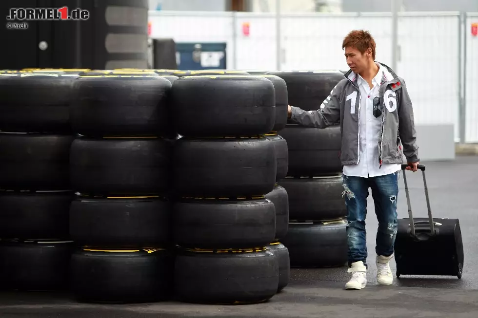 Kamui Kobayashi inspiziert höchstpersönlich die Pirelli-Reifen. Die sollten ihn nach dem überraschenden Aus in Q1 im Rennen noch in die Punkteränge tragen. Foto zur News: Kamui Kobayashi inspiziert höchstpersönlich die Pirelli-Reifen. Die sollten ihn nach dem überraschenden Aus in Q1 im Rennen noch in die Punkteränge tragen.