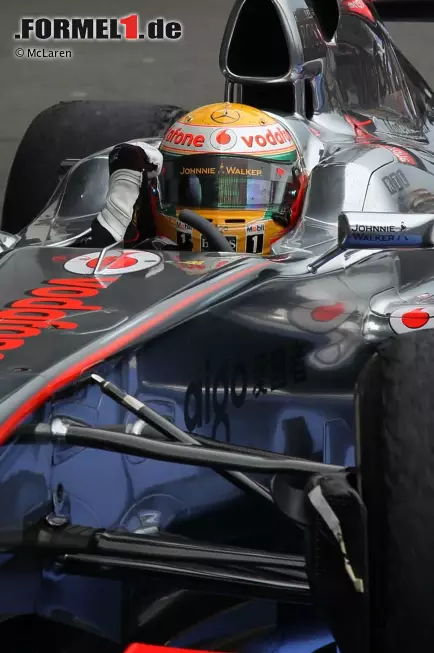 Foto zur News: The Sun (Großbritannien): "Lewis Hamilton erteilt Sebastian Vettel eine Fahrstunde. Er bewies, dass er immer noch der Überhol-Meister ist. Lewis Hamilton befeuert seine Titelhoffnungen mit einem großartigen Sieg in Deutschland. Nach dem Ende einer Niederlagenserie von sieben Rennen sagte er: &#039;Dieser Grand Prix war perfekt.&#039; Der McLaren-Star sah als Erster die Zielflagge nach einem epischen Dreikampf am Nürburgring. Und Hamilton schlug zurück gegen die Kritiker, die seinen Fahrstil als zu aggressiv bezeichnet hatten."
