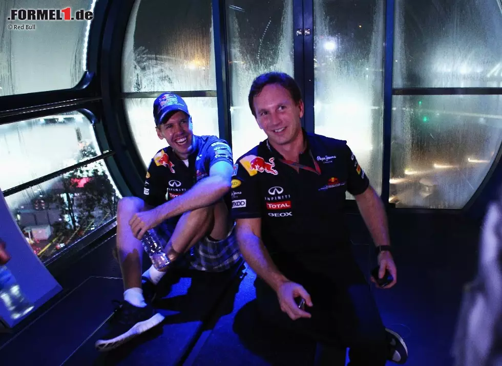 Foto zur News: Frisch geduscht, erholt und gut gelaunt gönnte sich der Held des Tages dann noch eine Runde mit dem Singapur-Flyer, dem höchsten Riesenrad der Welt. Mit von der Partie: Teamchef Christian Horner.