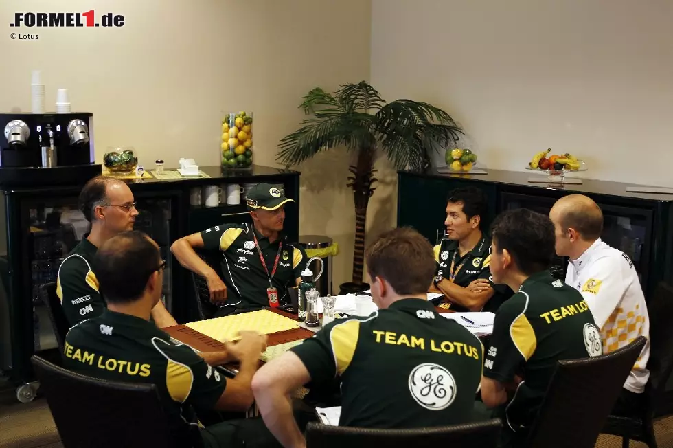Technisches Meeting bei Lotus. Heikki Kovalainen erklärt seinen Ingenieuren im Hospitality-Häuschen, was sie noch besser machen können. Foto zur News: Technisches Meeting bei Lotus. Heikki Kovalainen erklärt seinen Ingenieuren im Hospitality-Häuschen, was sie noch besser machen können.