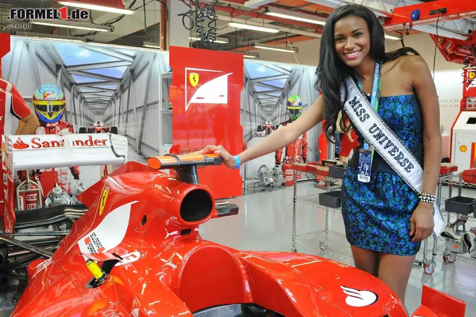 Doch die angenehmen Seiten des Lebens sollten bei aller Arbeit nicht zu kurz kommen. Die Ferrari-Mechaniker hatten zum Beispiel Mühe, die Konzentration zu wahren, als die aktuelle Miss Universe (Leila Lopes aus Angola) durch die Box stöckelte. Foto zur News: Doch die angenehmen Seiten des Lebens sollten bei aller Arbeit nicht zu kurz kommen. Die Ferrari-Mechaniker hatten zum Beispiel Mühe, die Konzentration zu wahren, als die aktuelle Miss Universe (Leila Lopes aus Angola) durch die Box stöckelte.