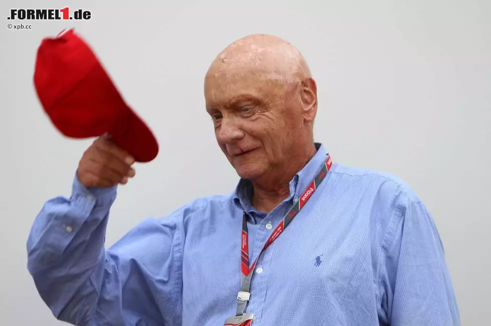 Foto zur News: Niki Lauda zieht den Hut vor dem seiner Meinung nach angehenden Weltmeister Vettel. Das letzte Mal, dass der Österreicher ohne Kappe zu sehen war, war kürzlich bei der Taufe seiner Zwillinge Mia und Max.