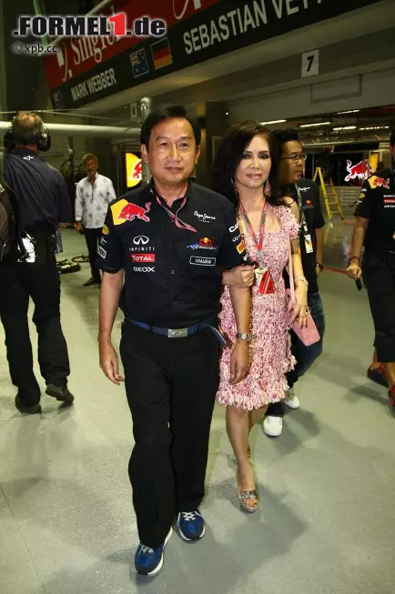 Foto zur News: Sie glauben, dass Dietrich Mateschitz alleiniger Eigentümer von Red Bull ist? Falsch! Chaleo Yoovidhya, hier mit seiner Ehefrau, hält genau wie Mateschitz 49 Prozent am Energydrink-Imperium - und ist mit seiner Familie de facto der Hauptanteilseigner, weil auch Yoovidhyas Sohn Chalerm zwei Prozent besitzt.