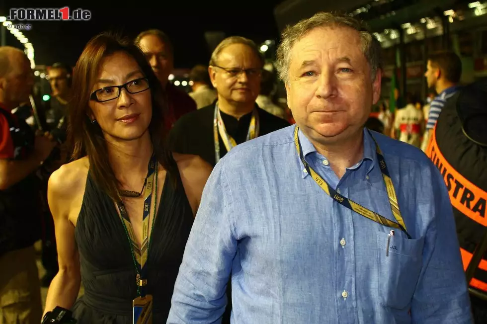 Foto zur News: Großer Pärchenaufmarsch beim Nachtrennen: FIA-Präsident Jean Todt mit Hollywood-Lebensgefährtin Michelle Yeoh (bekannt aus dem James-Bond-Film "Der Morgen stirbt nie" von 1997).