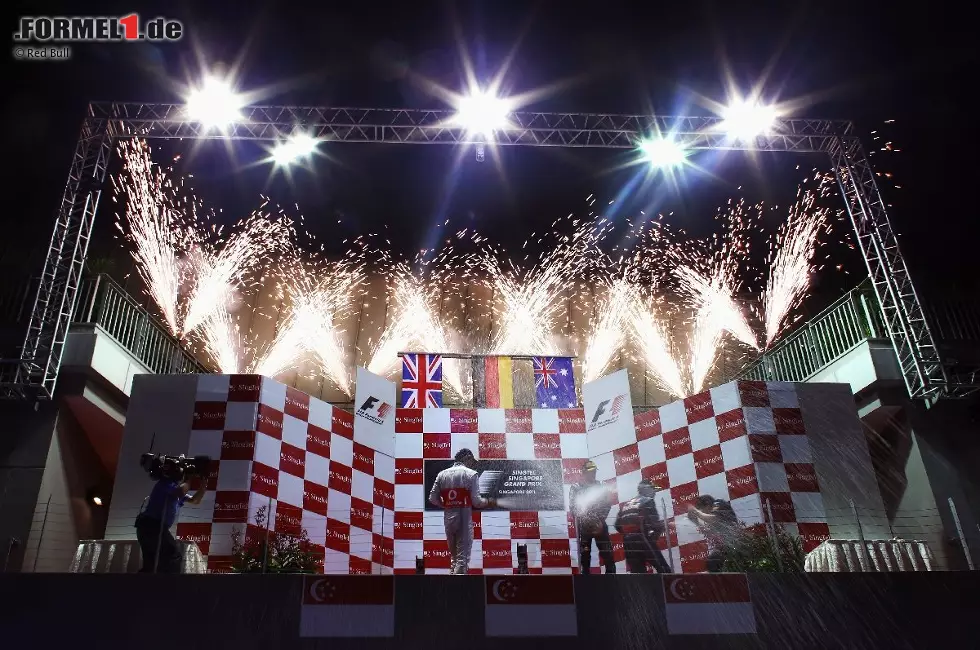 Foto zur News: Erst das Feuerwerk auf der Strecke, dann auf dem Podium: Sebastian Vettel war beim Nachtrennen eine Klasse für sich und gewann vor Jenson Button und Mark Webber.