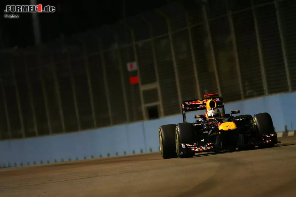 Foto zur News: The Mirror (Großbritannien): "Makelloser Vettel steht dicht vor der erfolgreichen Titelverteidigung. Vettel fährt wie eine Dampfwalze durch die WM. Im letzten Jahr musste er bis zum letzten Rennen warten, diesmal nicht einmal bis zum letzten Monat."