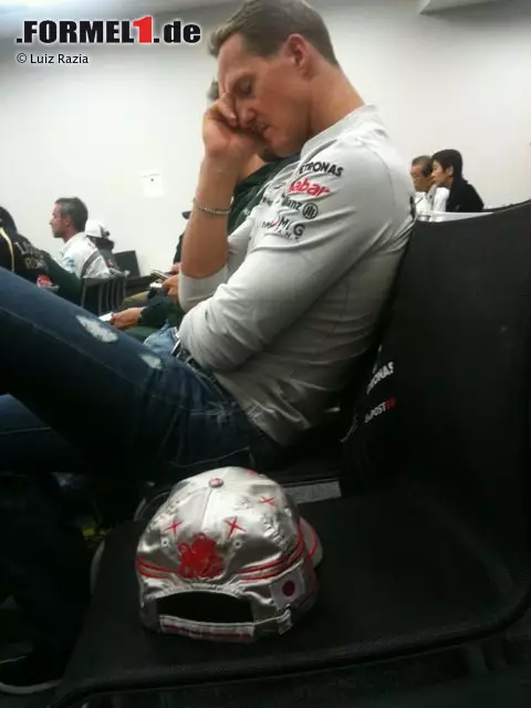Foto zur News: Jetlag, Michael? Mercedes-Pilot Schumacher gönnt sich während des FIA-Fahrerbriefings ein kleines Nickerchen...