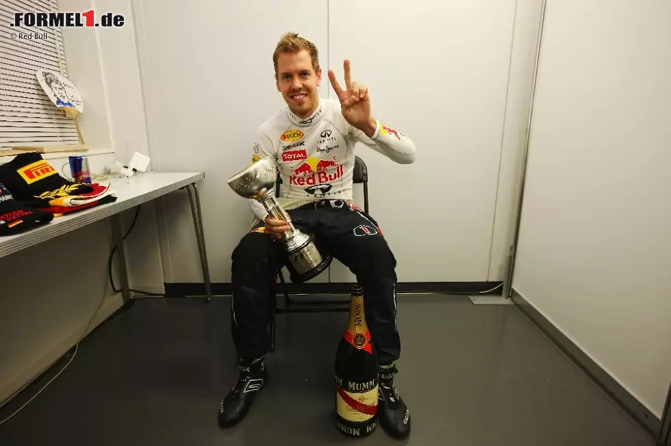 Foto zur News: Endlich eine Minute Ruhe: Vettel und sein Pokal.
