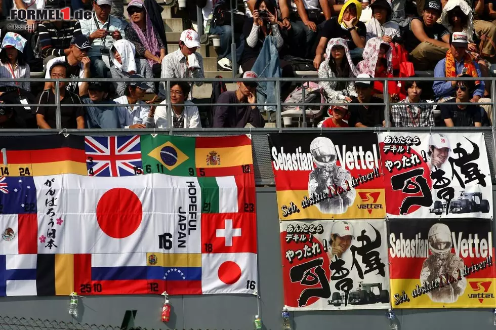 Foto zur News: Und die Japaner sind bekanntlich Formel-1-verrückt, wie man in Suzuka an jeder Ecke spüren kann.