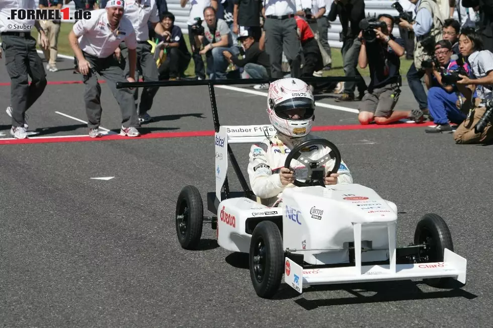 Foto zur News: Lokalmatador Kamui Kobayashi ging diesmal leer aus. Dafür gewann er das Seifenkistenrennen am Donnerstag...