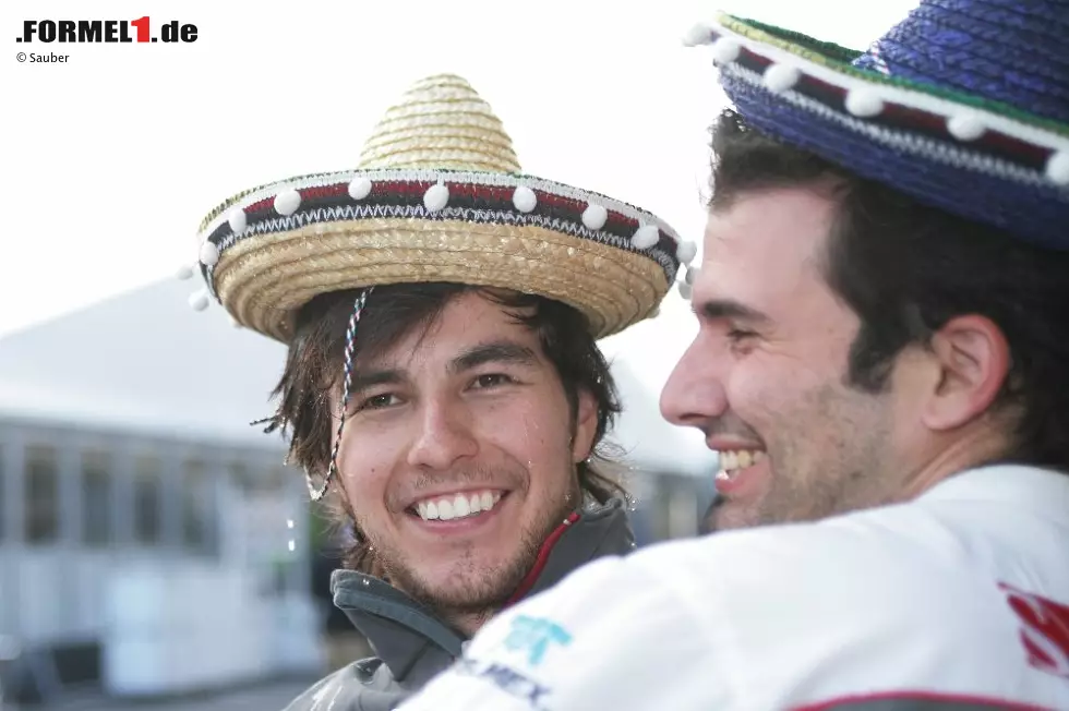 Foto zur News: Vier WM-Punkte und ein Sombrero, aber kein Tequila für den Mexikaner Sergio Perez, der seinen achten Platz in den Armen von Renningenieur Marco Schüpbach feiert.