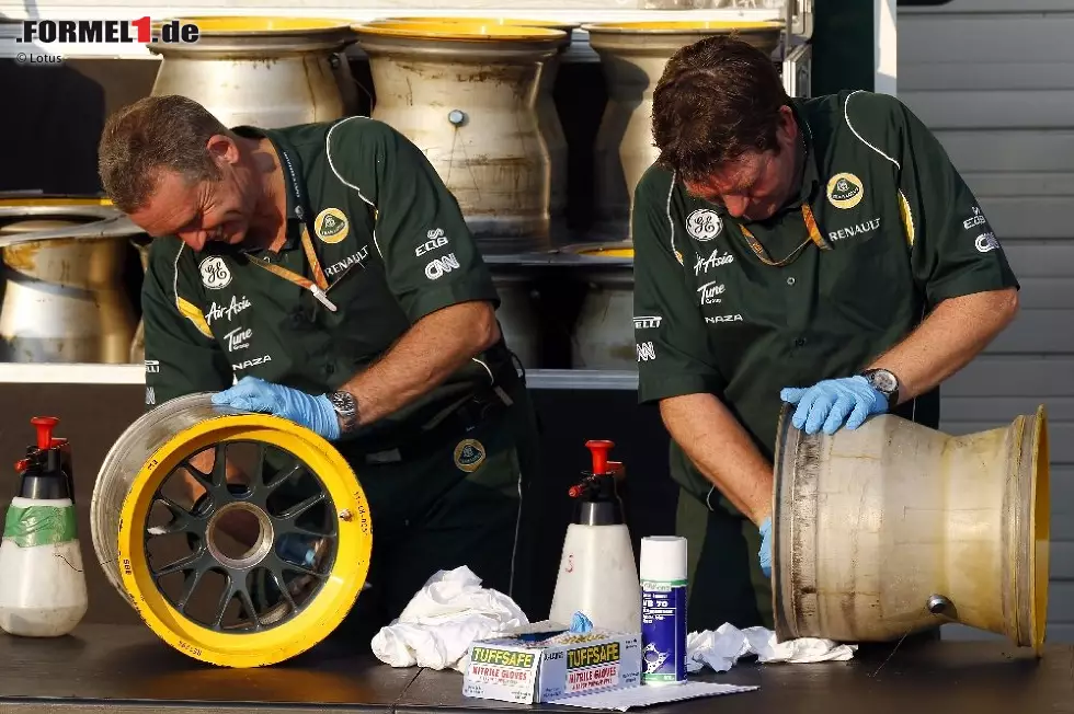 Foto zur News: Die Lotus-Mechaniker Barry und Jim bereiten die Pirelli-Reifen für das Rennen vor.