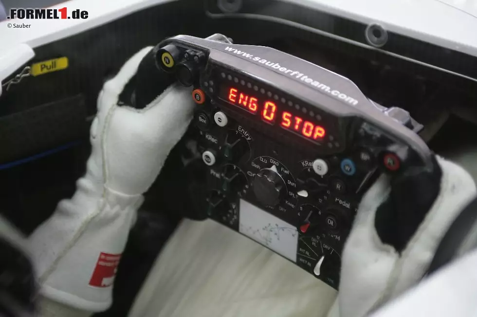 Foto zur News: Hightech made in Hinwil: Ein Blick auf das Sauber-Lenkrad.