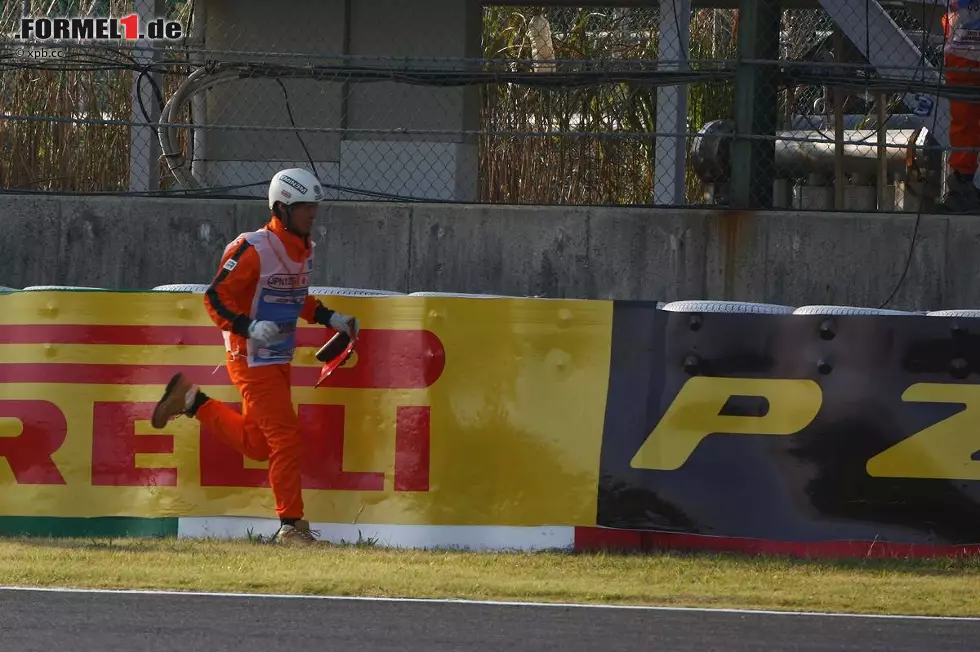 Foto zur News: Dieser mutige Streckenposten entfernte jenes Wrackteil von der Strecke, wegen dem extra das Safety-Car rausgehen musste.