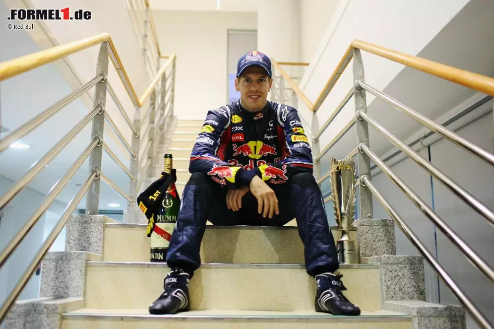 Foto zur News: Endlich eine ruhige Minute: Sebastian Vettel mit Siegerpokal und dem Rest der Schampusflasche, die er großteils auf dem Podium verspritzt hat.