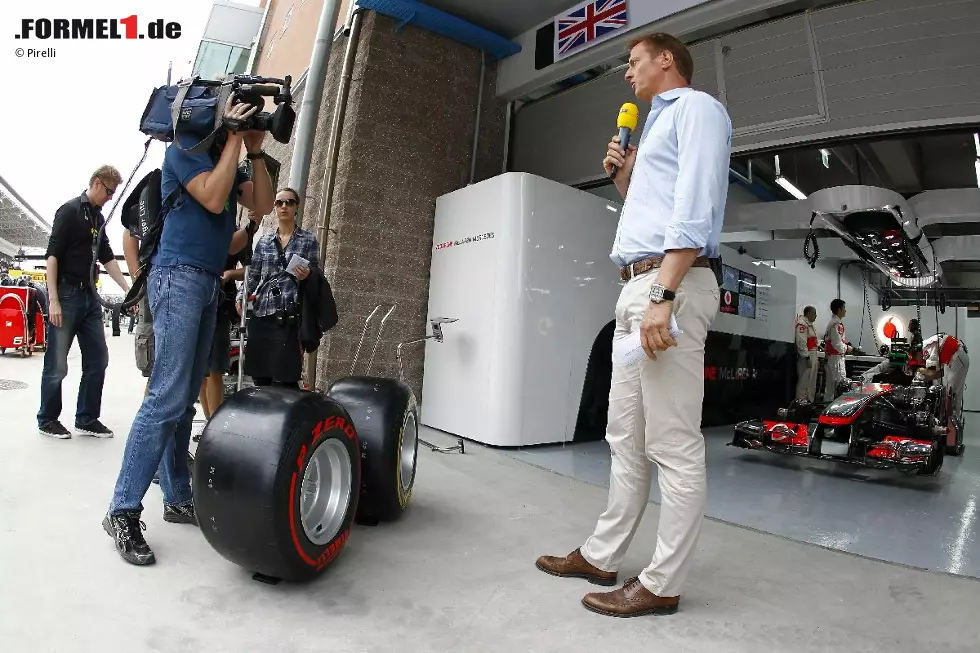 Foto zur News: Die Kollegen des deutschen Fernsehens im Einsatz: Moderator Florian König vor der McLaren-Box.