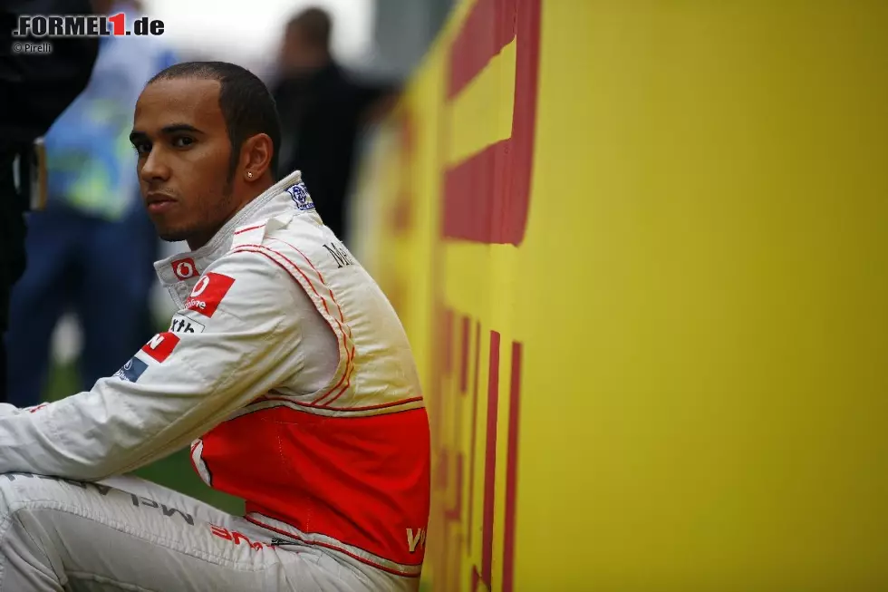 Foto zur News: Lewis Hamilton konnte sich über Pole-Position und Platz zwei nicht so recht freuen, wirkte das ganze Wochenende sehr nachdenklich. Angeblich, so wird im Paddock gemunkelt, kriselt es mit seiner Popstar-Freundin Nicole Scherzinger von den Pussycat Dolls.