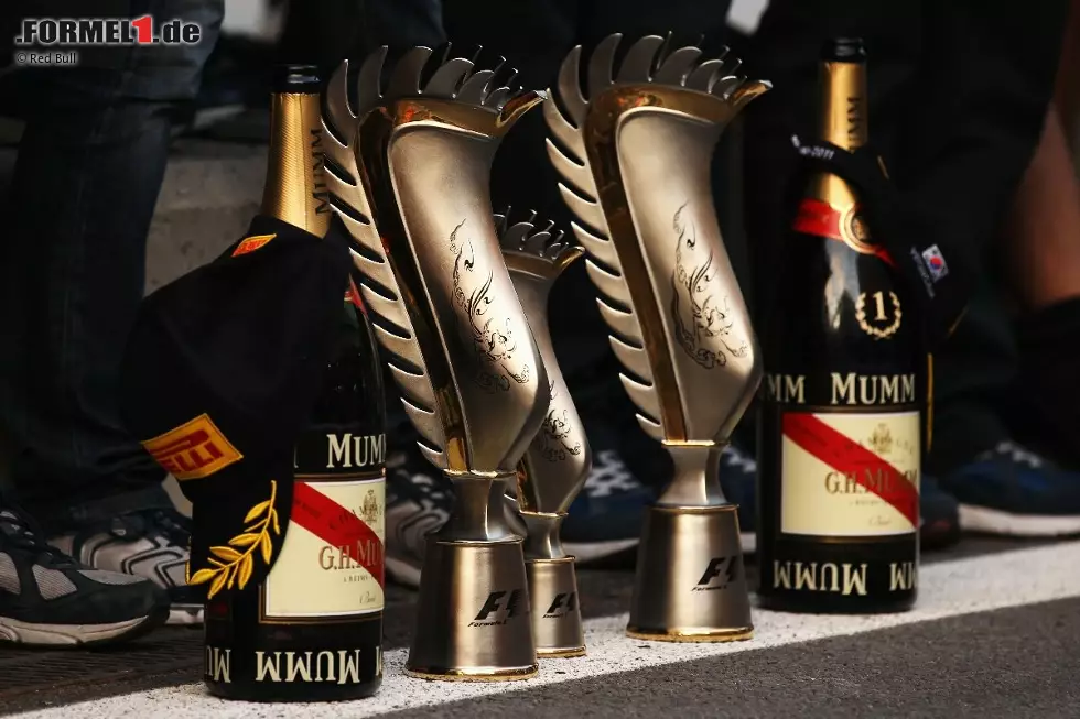 Foto zur News: Totaler Triumph für Red Bull: Sebastian Vettel gewinnt den Grand Prix, Mark Webber wird Dritter. Damit steht auch der Gewinn der Konstrukteurs-WM fest.