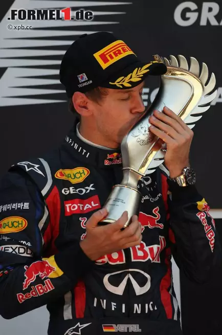 La Repubblica (Italien): "Vettel ist ein Kannibale, wie sein Idol Schumacher. Er hat schon den WM-Titel gewonnen, siegt aber auch in Korea und erobert den Konstrukteurstitel. Er vernichtet alle anderen Rivalen. Vettel hat die gesamte Konkurrenz aus dem Weg geräumt. Er feiert Erfolge, wie es nur dem Schumacher der Vergangenheit gelungen war." Foto zur News: La Repubblica (Italien): "Vettel ist ein Kannibale, wie sein Idol Schumacher. Er hat schon den WM-Titel gewonnen, siegt aber auch in Korea und erobert den Konstrukteurstitel. Er vernichtet alle anderen Rivalen. Vettel hat die gesamte Konkurrenz aus dem Weg geräumt. Er feiert Erfolge, wie es nur dem Schumacher der Vergangenheit gelungen war."