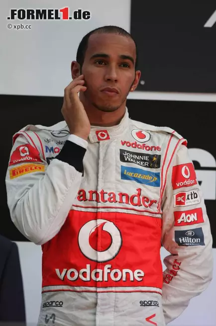 Daily Telegraph (Großbritannien): "Ein düsterer Lewis Hamilton weigert sich, seinen tollen zweiten Platz zu feiern. Sogar nachdem er den schnelleren Red Bull von Mark Webber über die halbe Renndistanz hinter sich halten konnte und auf einen tollen zweiten Platz hinter dem Auf-und-davon-Rennsieger Sebastian Vettel fuhr, wollte Lewis Hamilton noch nicht das Sackleinen ablegen." Foto zur News: Daily Telegraph (Großbritannien): "Ein düsterer Lewis Hamilton weigert sich, seinen tollen zweiten Platz zu feiern. Sogar nachdem er den schnelleren Red Bull von Mark Webber über die halbe Renndistanz hinter sich halten konnte und auf einen tollen zweiten Platz hinter dem Auf-und-davon-Rennsieger Sebastian Vettel fuhr, wollte Lewis Hamilton noch nicht das Sackleinen ablegen."