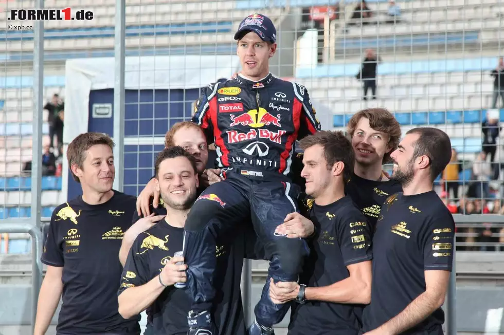 Corriere della Sera (Italien): "Vettel lässt nicht nach. Obwohl er schon alles gewonnen hat, kämpft er um weitere Erfolge, um weitere Rekorde. Der dritte Platz in Suzuka genügte ihm nicht, daher dominiert er das Rennen in Korea und beschert Red Bull den Konstrukteurstitel." Foto zur News: Corriere della Sera (Italien): "Vettel lässt nicht nach. Obwohl er schon alles gewonnen hat, kämpft er um weitere Erfolge, um weitere Rekorde. Der dritte Platz in Suzuka genügte ihm nicht, daher dominiert er das Rennen in Korea und beschert Red Bull den Konstrukteurstitel."