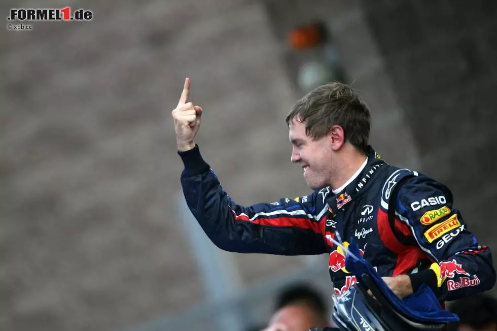 Corriere dello Sport (Italien): "Vettel ist für sein Team eine Goldgrube. Der Pilot feiert seinen zehnten Erfolg in der Saison und erobert auch den Konstrukteurstitel, was Red Bull Millionen Euro beschert. Vettel ist beeindruckend, wenn er droht, dass er weiter nach Erfolgen hungert. Der Pilot ist nie zufrieden." Foto zur News: Corriere dello Sport (Italien): "Vettel ist für sein Team eine Goldgrube. Der Pilot feiert seinen zehnten Erfolg in der Saison und erobert auch den Konstrukteurstitel, was Red Bull Millionen Euro beschert. Vettel ist beeindruckend, wenn er droht, dass er weiter nach Erfolgen hungert. Der Pilot ist nie zufrieden."