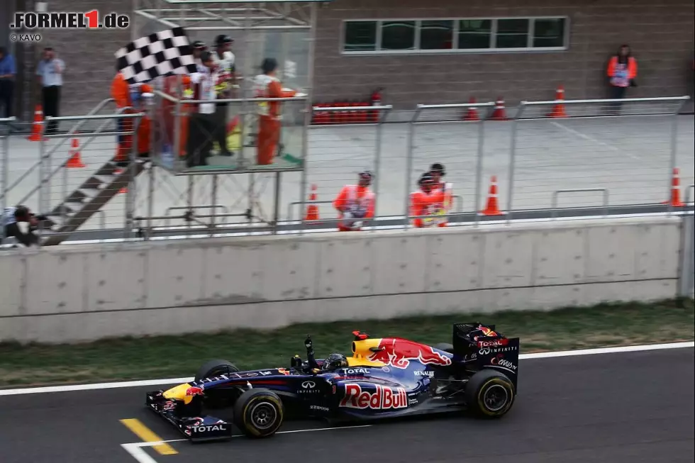 Gazzetta dello Sport (Italien): "Doppelsieg für Red Bull, der Rennstall erobert auch den Konstrukteurstitel. Vettel feiert seinen zehnten Sieg in der Saison und jagt nach Schumachers Rekord von 13 Siegen in einem Jahr. Jetzt ist diese Meisterschaft wirklich kaum noch interessant. Die Feierlichkeiten in Suzuka haben Vettel keineswegs seiner Entschlossenheit beraubt. Er ist die absolute Nummer eins." Foto zur News: Gazzetta dello Sport (Italien): "Doppelsieg für Red Bull, der Rennstall erobert auch den Konstrukteurstitel. Vettel feiert seinen zehnten Sieg in der Saison und jagt nach Schumachers Rekord von 13 Siegen in einem Jahr. Jetzt ist diese Meisterschaft wirklich kaum noch interessant. Die Feierlichkeiten in Suzuka haben Vettel keineswegs seiner Entschlossenheit beraubt. Er ist die absolute Nummer eins."