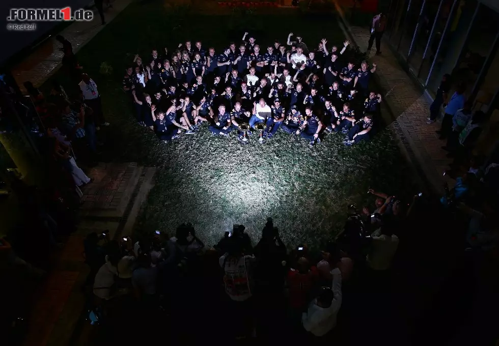 So feiern Weltmeister: Obwohl Red Bull beide Titel längst in der Tasche hat, lässt das österreichisch-britische Team nicht nach. Foto zur News: So feiern Weltmeister: Obwohl Red Bull beide Titel längst in der Tasche hat, lässt das österreichisch-britische Team nicht nach.