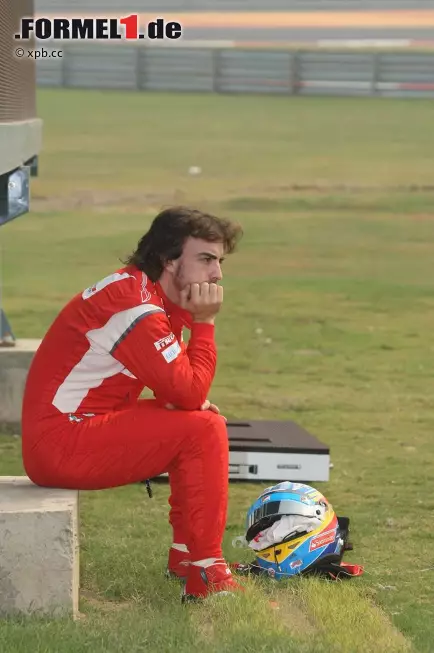 Motorschaden: Fernando Alonso verfolgt das Ende des ersten Trainings in Indien nur als Zuschauer. Foto zur News: Motorschaden: Fernando Alonso verfolgt das Ende des ersten Trainings in Indien nur als Zuschauer.