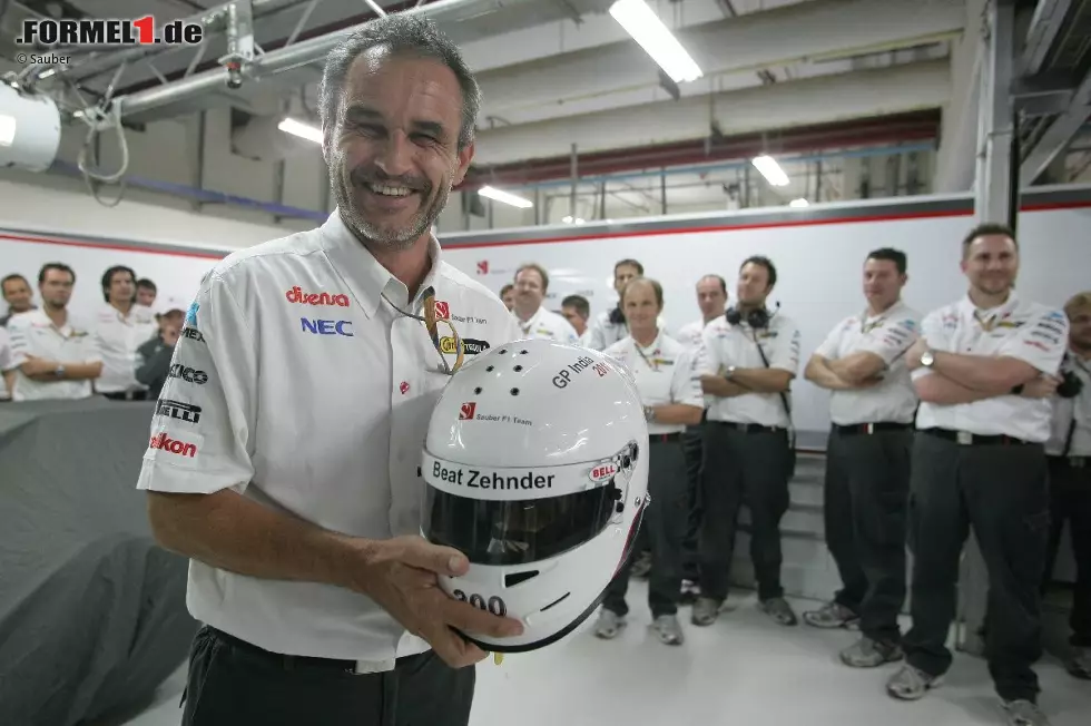 Gratulation zum 300. Grand Prix als Teammanager! Beat Zehnder, schon seit 1988 Sauber-Mitarbeiter, erhielt zum Jubiläum einen Spezialhelm von seiner Crew. Foto zur News: Gratulation zum 300. Grand Prix als Teammanager! Beat Zehnder, schon seit 1988 Sauber-Mitarbeiter, erhielt zum Jubiläum einen Spezialhelm von seiner Crew.