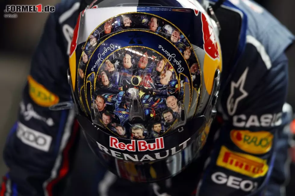 Sebastian Vettel bedankt sich mit Spezialhelm und Porträts aller Crewmitglieder beim weltmeisterlichen Red-Bull-Team. Foto zur News: Sebastian Vettel bedankt sich mit Spezialhelm und Porträts aller Crewmitglieder beim weltmeisterlichen Red-Bull-Team.