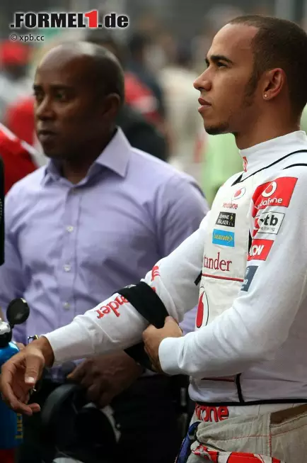 Am Sonntag trug Hamilton eine Trauerbinde für seinen Landsmann Dan Wheldon, der beim IndyCar-Rennen in Las Vegas verstorben ist. Dabei kam es zur Versöhnung mit seinem Vater Anthony, den er 2010 als Manager abgesetzt hatte. Foto zur News: Am Sonntag trug Hamilton eine Trauerbinde für seinen Landsmann Dan Wheldon, der beim IndyCar-Rennen in Las Vegas verstorben ist. Dabei kam es zur Versöhnung mit seinem Vater Anthony, den er 2010 als Manager abgesetzt hatte.