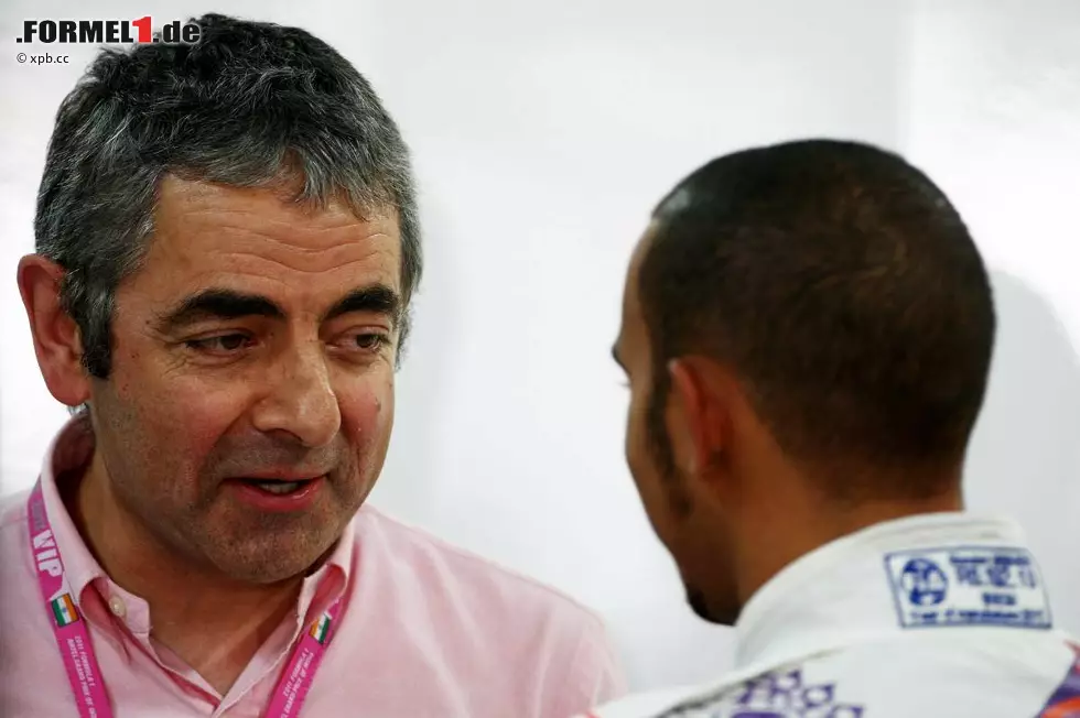 Aufmuntern ließ sich Hamilton in Indien aber auch von "Mr. Bean" Rowan Atkinson. "Der Lärm ist das Beeindruckendste an der Formel 1", staunt der britische Schauspieler. Foto zur News: Aufmuntern ließ sich Hamilton in Indien aber auch von "Mr. Bean" Rowan Atkinson. "Der Lärm ist das Beeindruckendste an der Formel 1", staunt der britische Schauspieler.