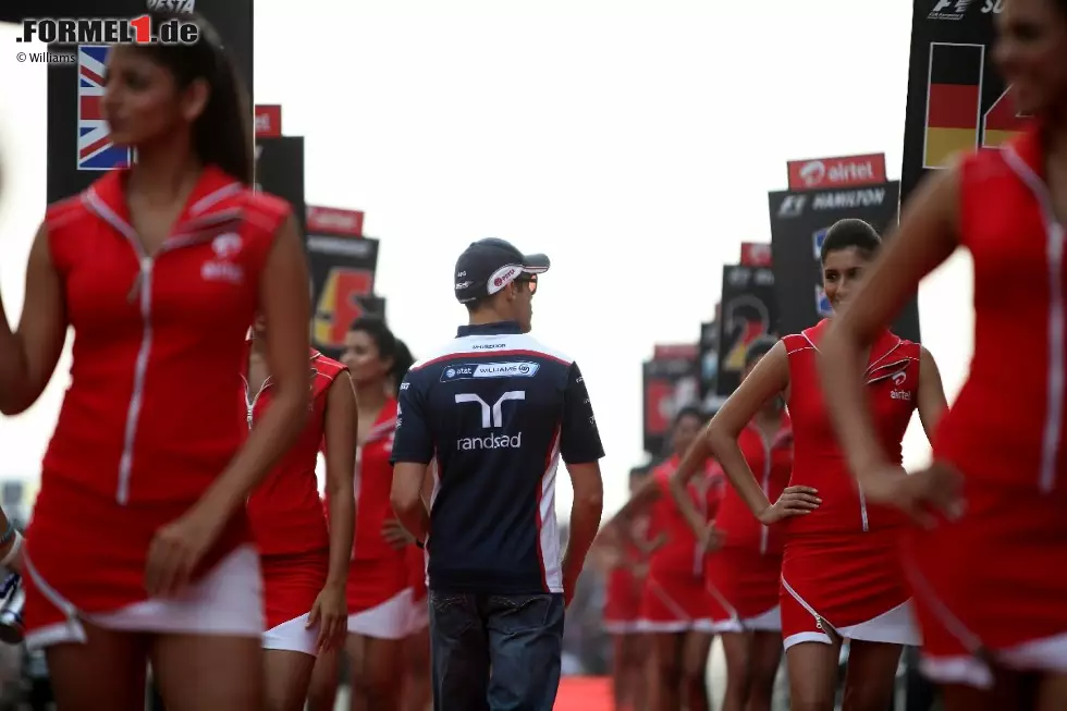 Pastor Maldonado auf dem Weg zur Fahrerparade: "Na, Ladies, habt ihr heute Abend schon etwas vor?" Foto zur News: Pastor Maldonado auf dem Weg zur Fahrerparade: "Na, Ladies, habt ihr heute Abend schon etwas vor?"