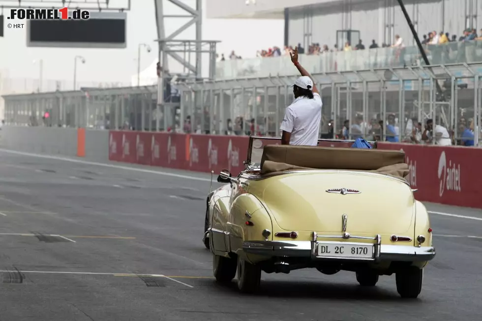Star für einen Tag: Narain Karthikeyan, ansonsten nur einer unter vielen, war in Indien vor eigenem Publikum der umjubelte Held. Im Rennen lieferte er als 17. (vor seinem Teamkollegen) eine solide Leistung ab. Foto zur News: Star für einen Tag: Narain Karthikeyan, ansonsten nur einer unter vielen, war in Indien vor eigenem Publikum der umjubelte Held. Im Rennen lieferte er als 17. (vor seinem Teamkollegen) eine solide Leistung ab.