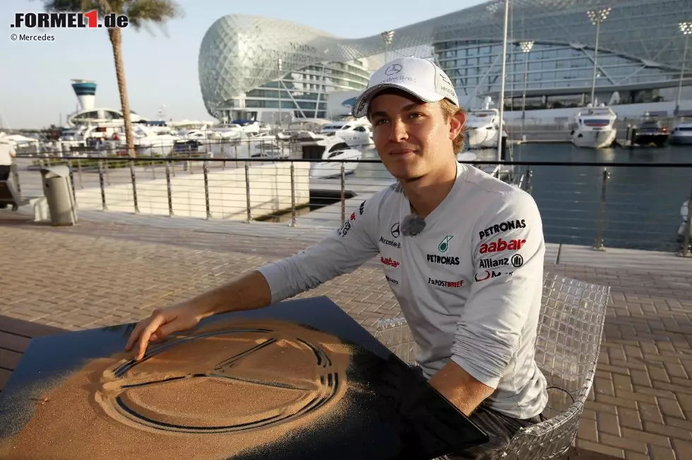 Willkommen in Abu Dhabi! Für Nico Rosberg beginnt das Wochenende mit einer guten Nachricht: neuer Mercedes-Vertrag bis 2013, mit Option für zwei weitere Jahre. Kolportierte Jahresgage: zwölf Millionen Euro. Da ließ er es sich nicht nehmen, den Mercedes-Stern in Sand zu "malen". Foto zur News: Willkommen in Abu Dhabi! Für Nico Rosberg beginnt das Wochenende mit einer guten Nachricht: neuer Mercedes-Vertrag bis 2013, mit Option für zwei weitere Jahre. Kolportierte Jahresgage: zwölf Millionen Euro. Da ließ er es sich nicht nehmen, den Mercedes-Stern in Sand zu "malen".