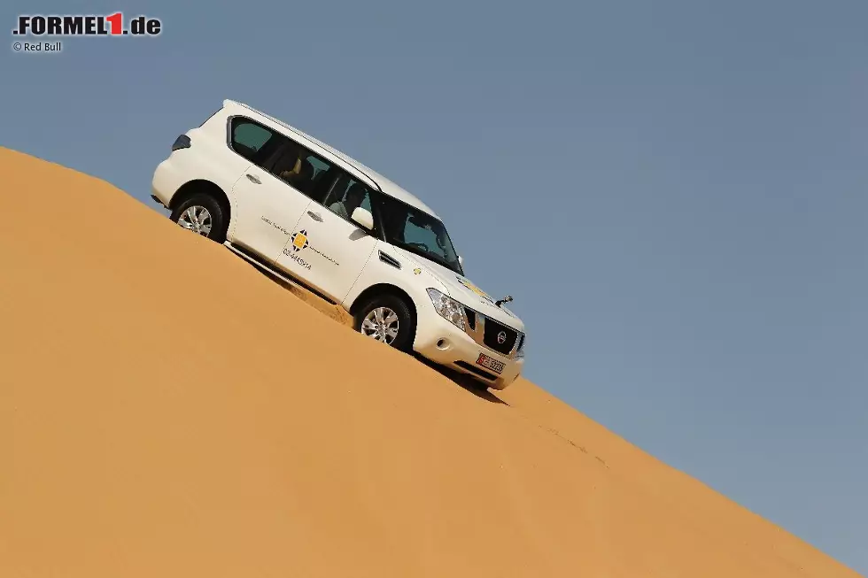 Foto zur News: Dann doch lieber mit den gewohnten vier Rädern auf zugegeben ungewohntem Untergrund in den Dünen der arabischen Wüste...