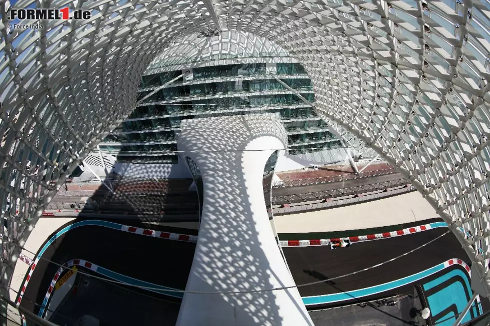 Foto zur News: Eines der Highlights ist die Durchfahrt unter dem Yas-Marina-Hotel.
