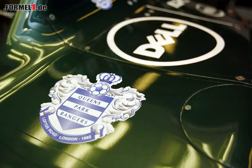 Sein Fahrzeug trägt erstmals die Logos des Fußballklubs Queens Park Rangers. Den hat Teamchef Tony Fernandes kürzlich von Bernie Ecclestone und Flavio Briatore gekauft. Foto zur News: Sein Fahrzeug trägt erstmals die Logos des Fußballklubs Queens Park Rangers. Den hat Teamchef Tony Fernandes kürzlich von Bernie Ecclestone und Flavio Briatore gekauft.